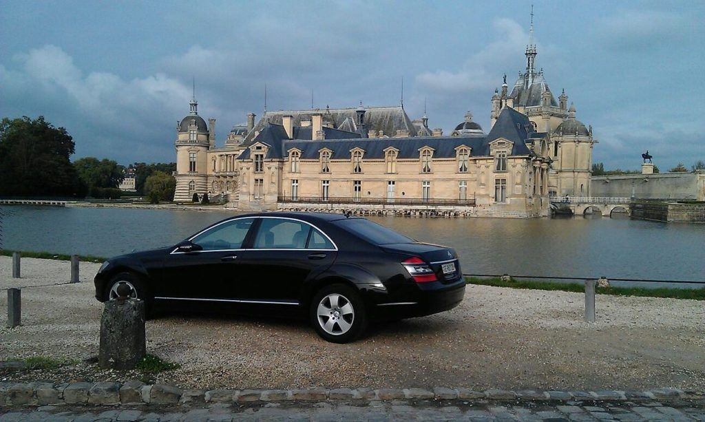 Limousine in front of the castle